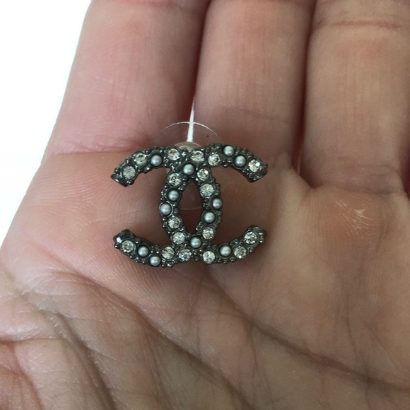 ❌SOLD❌ CHANEL 20B Ruthenium Crystal & Pearl Studs - Picture 6 of 11